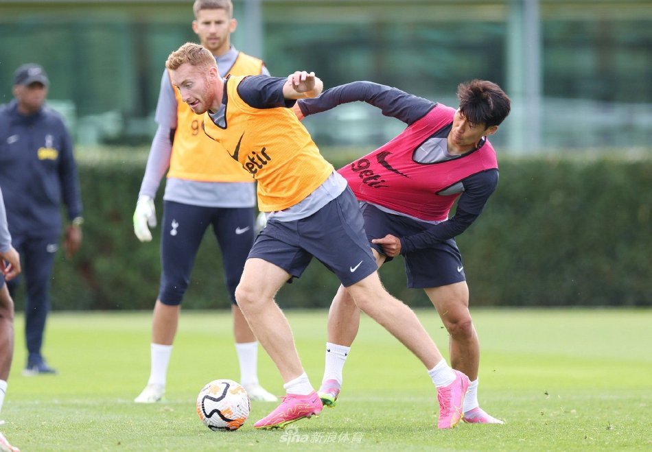 告别队长，热刺球员赛后在球场上将孙兴慜高高抛起